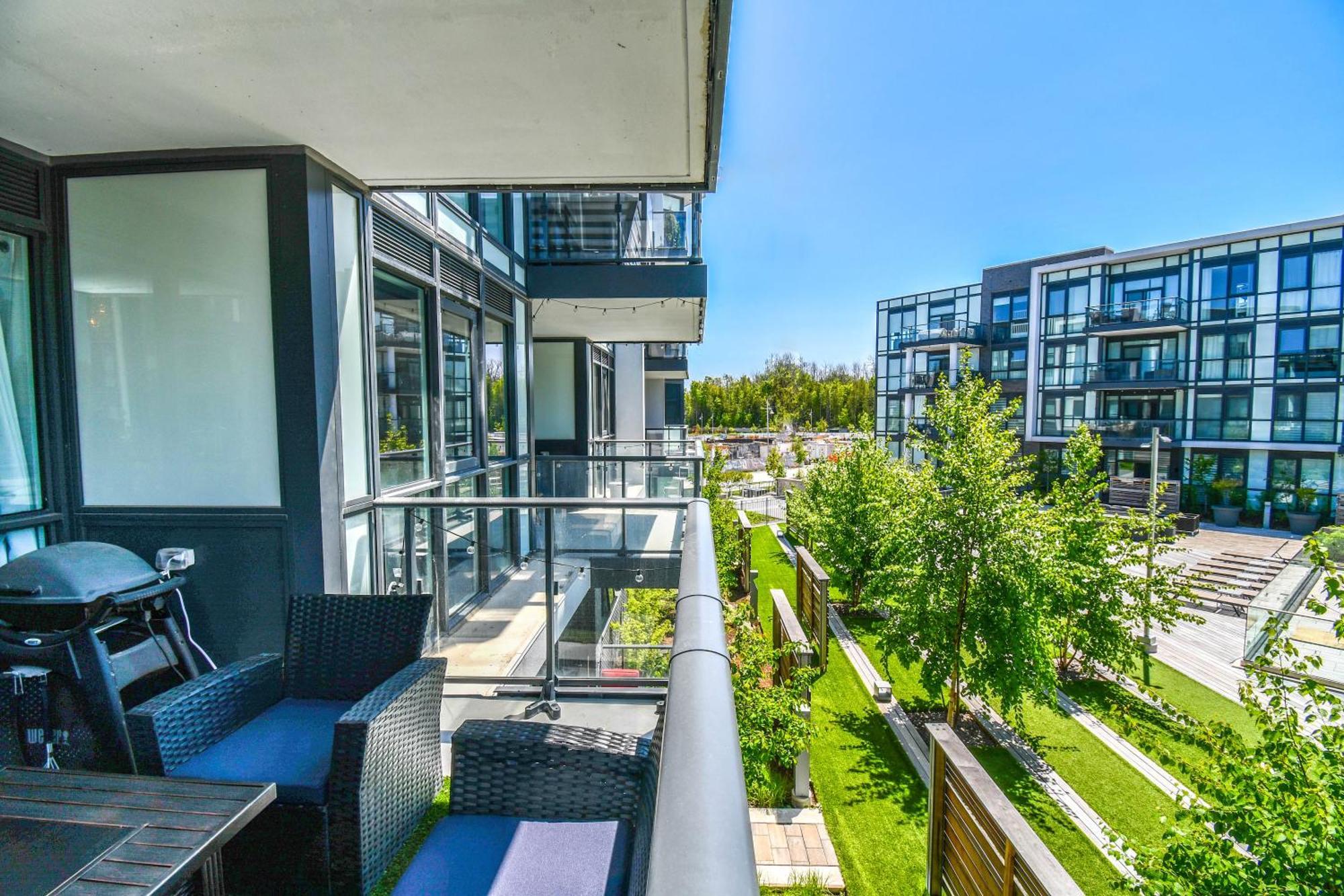 Pet Friendly Condos At Friday Harbour Innisfil Экстерьер фото
